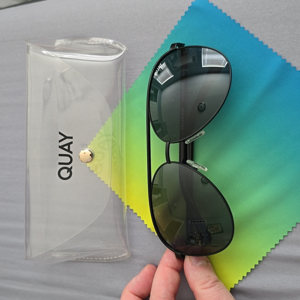 Quay sunglasses.  VIVIENNE - BLACK / SMOKE POLARIZED